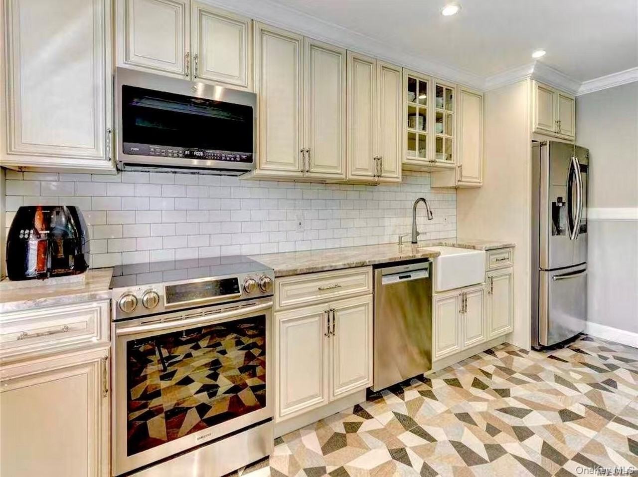 15 Manors Dr - Photo 2 of 22