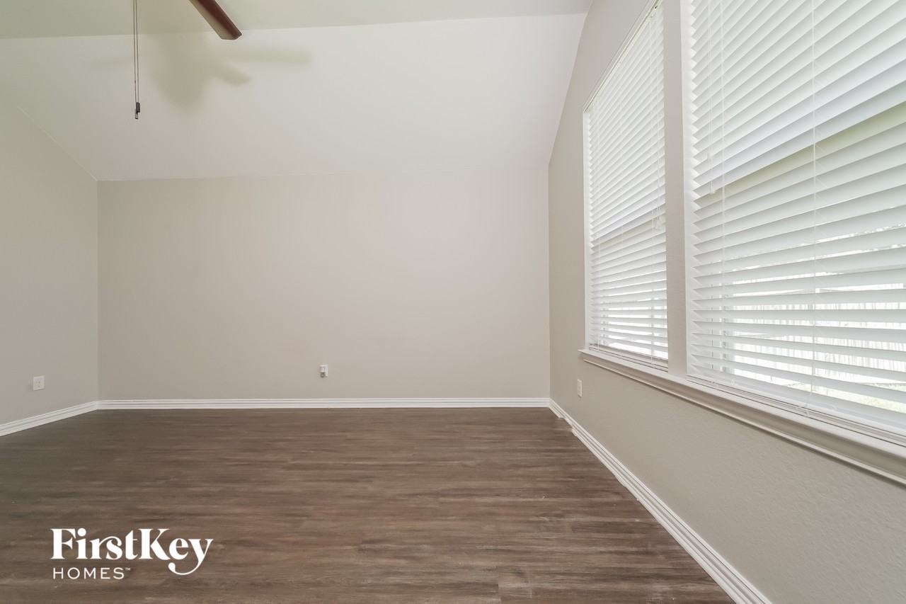 1521 Toucan Dr - Photo 3 of 15