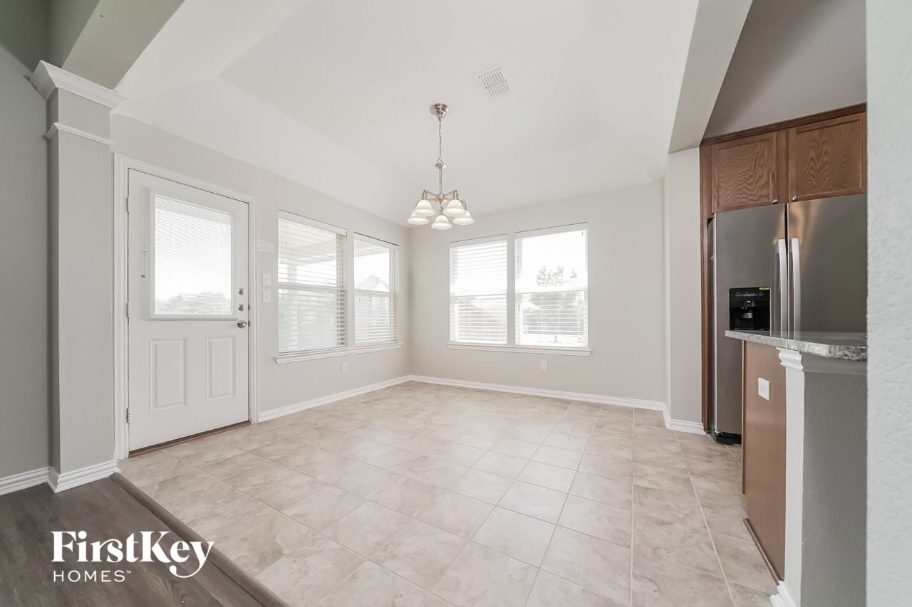 1521 Toucan Dr - Photo 4 of 15