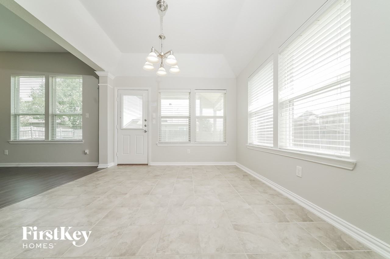 1521 Toucan Dr - Photo 5 of 15