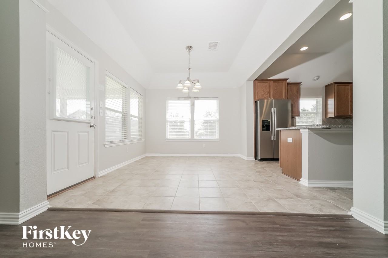 1521 Toucan Dr - Photo 6 of 15