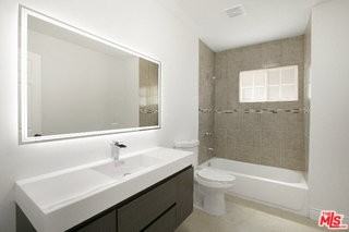 19027 Wyandotte St - Photo 4 of 8