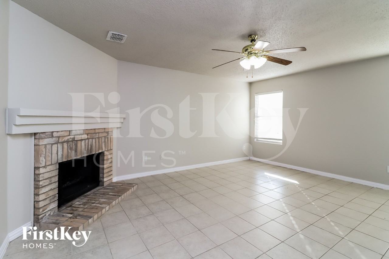3913 Fox Run Dr - Photo 2 of 16