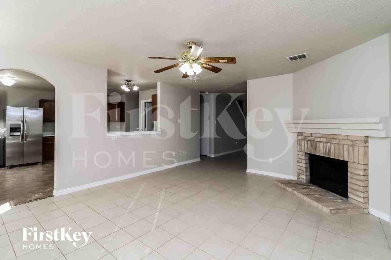 3913 Fox Run Dr - Photo 3 of 16