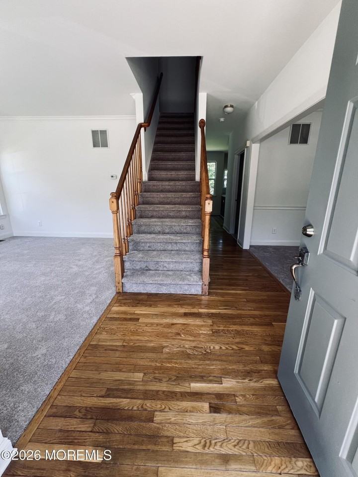 18 Dayna Ct - Photo 3 of 15