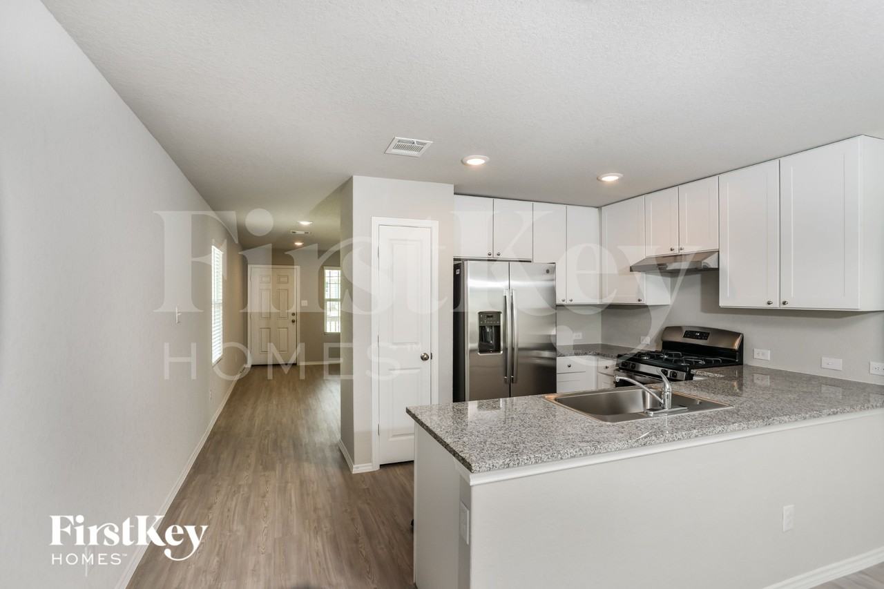 10766 Prusiner Dr - Photo 4 of 18