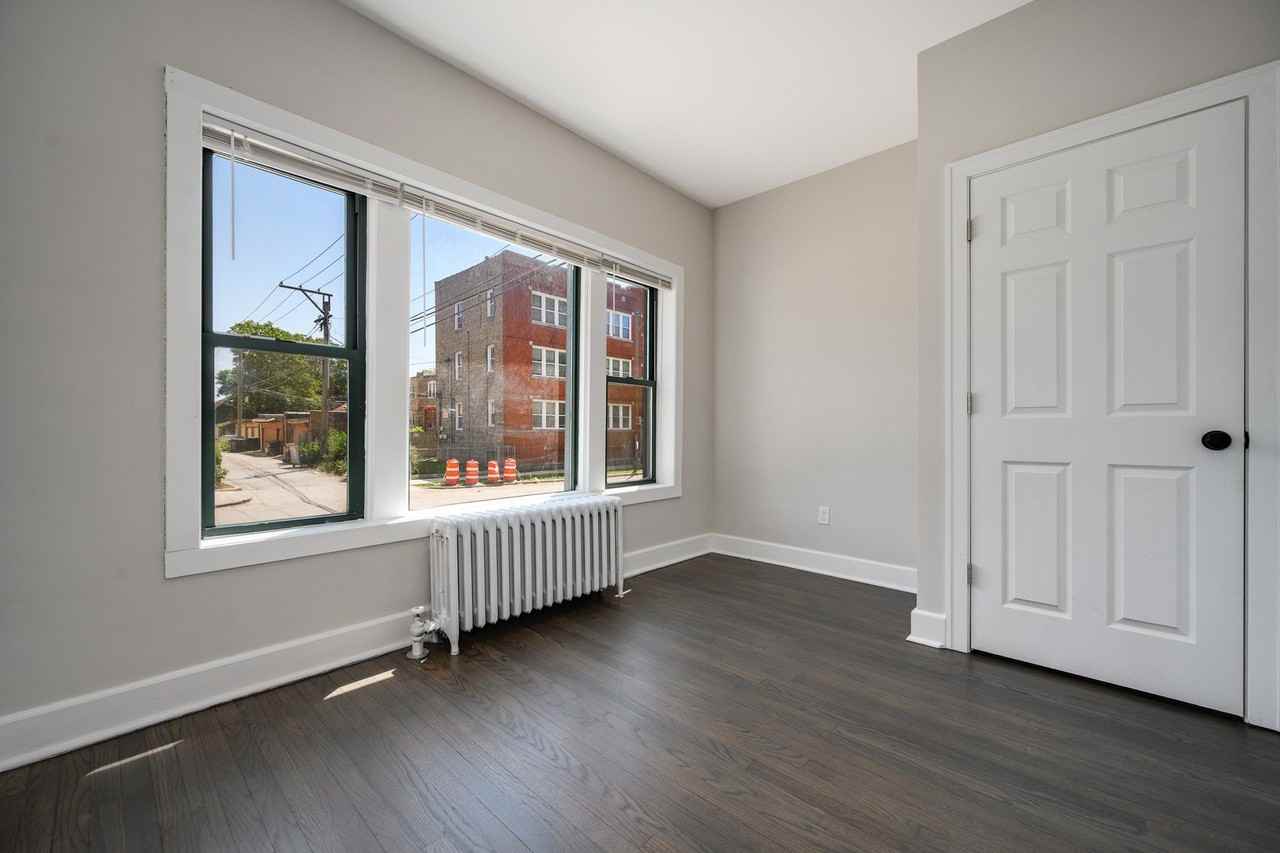 1206 W 83rd St #203 - Photo 5 of 33