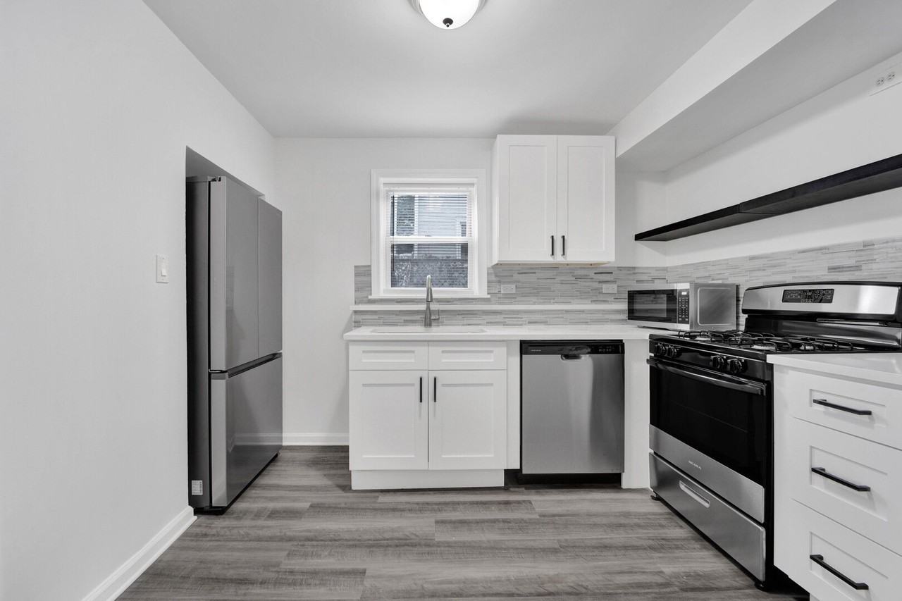 2152 W 21st St #1R - Photo 2 of 19