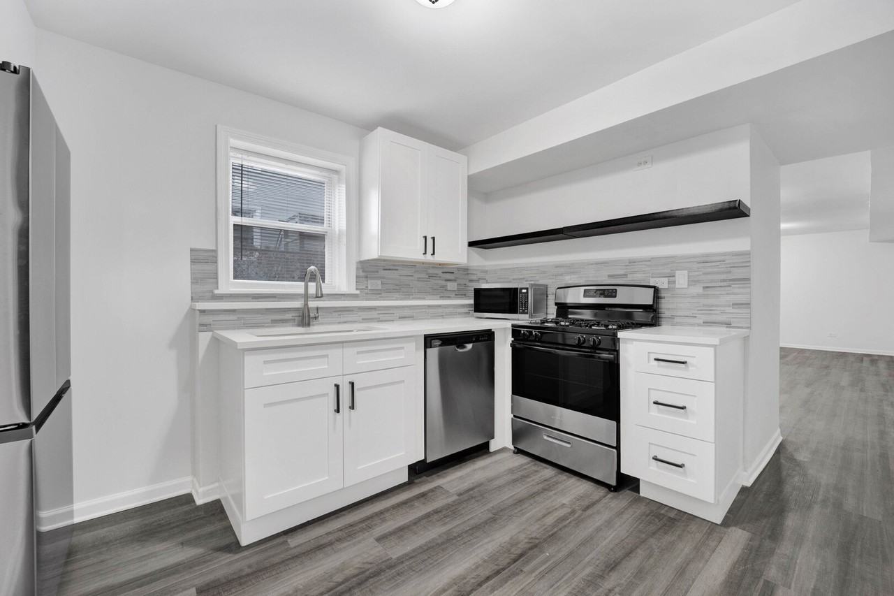 2152 W 21st St #1R - Photo 3 of 19