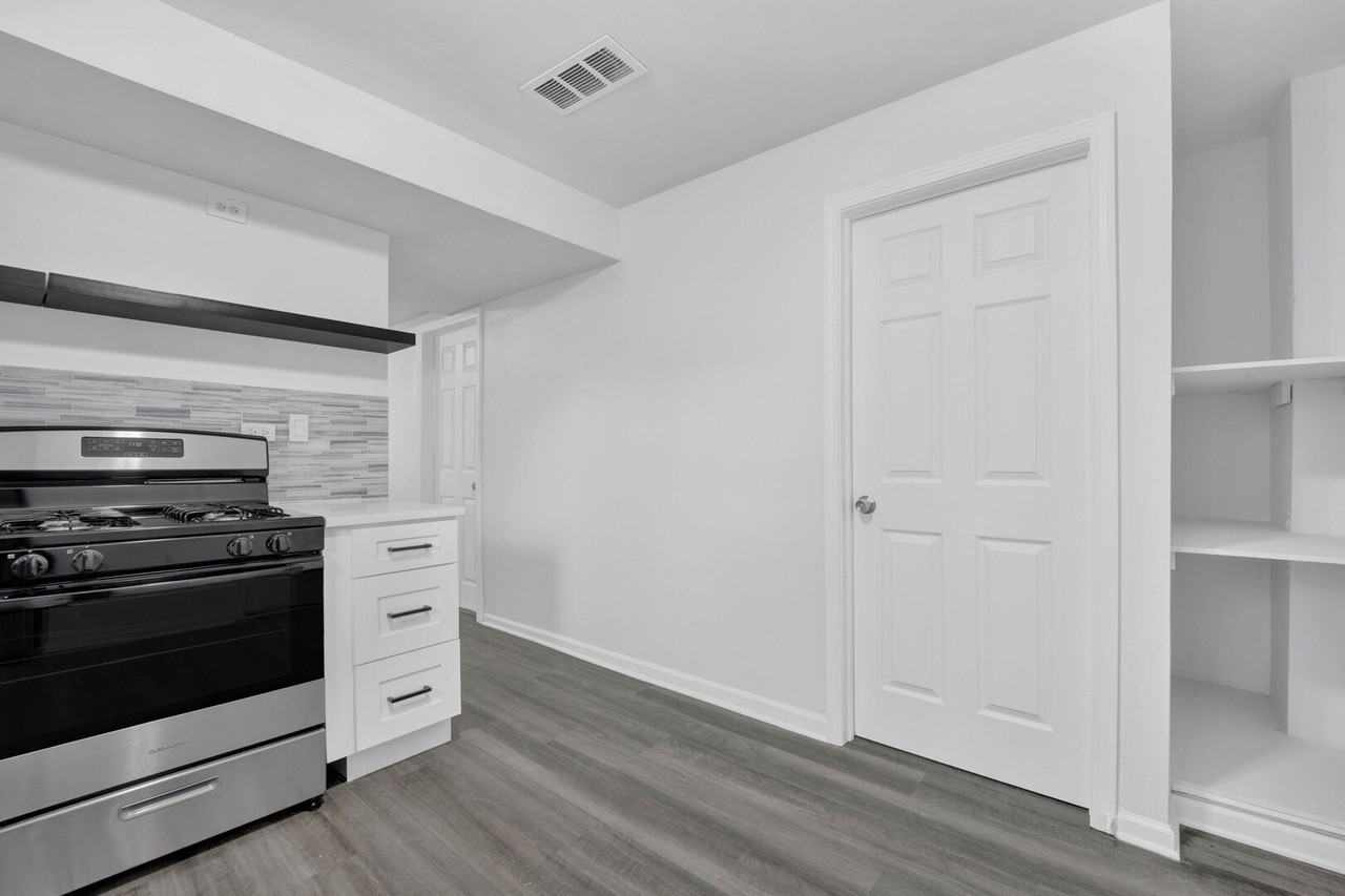 2152 W 21st St #1R - Photo 4 of 19