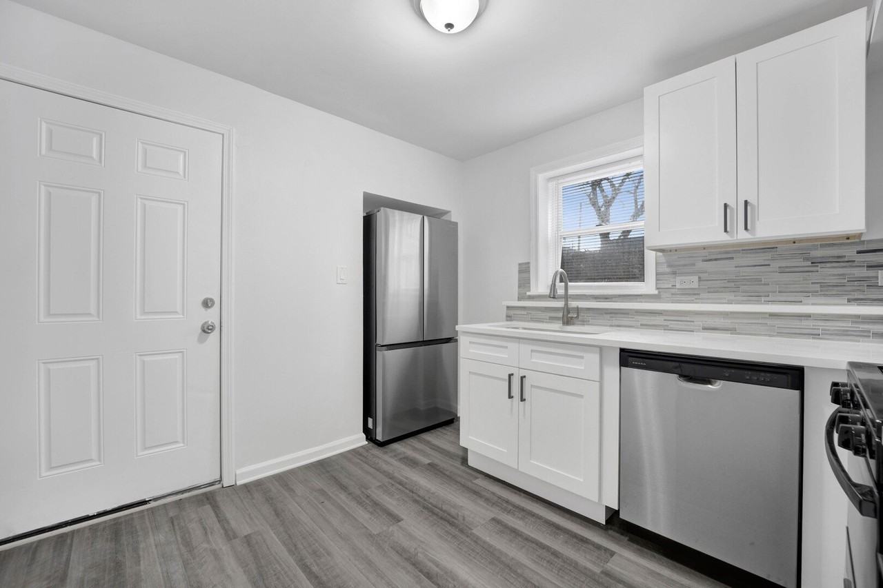2152 W 21st St #1R - Photo 5 of 19