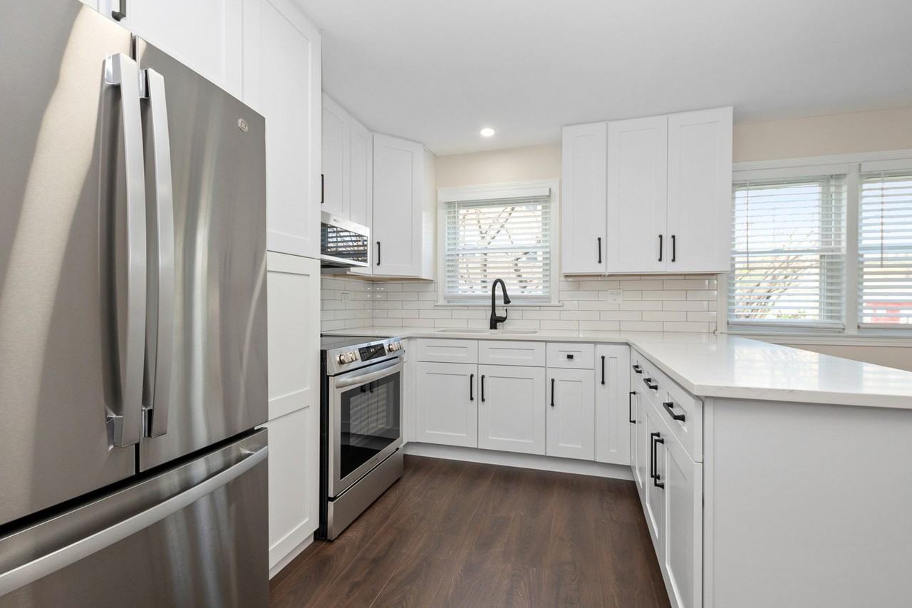 11015 S Lloyd Dr #1 - Photo 4 of 14
