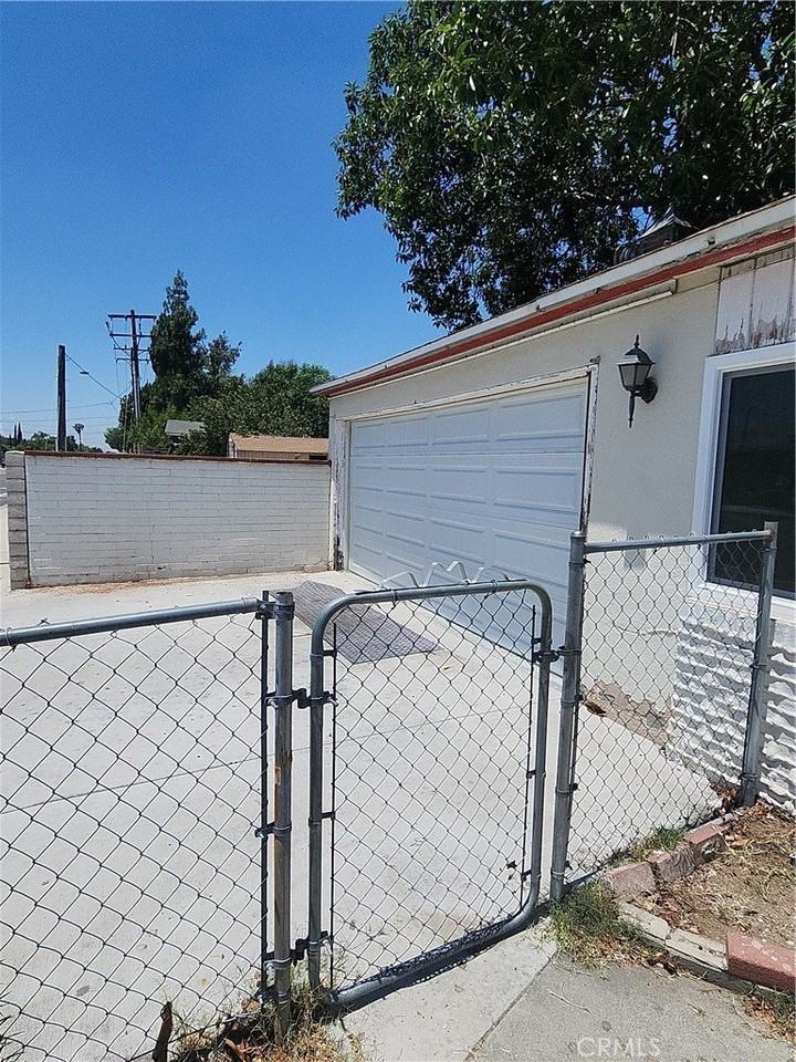 858 S Riverside Ave - Photo 3 of 20