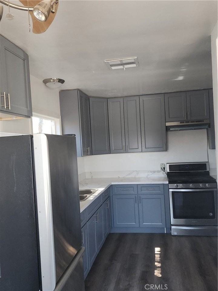 858 S Riverside Ave - Photo 7 of 20