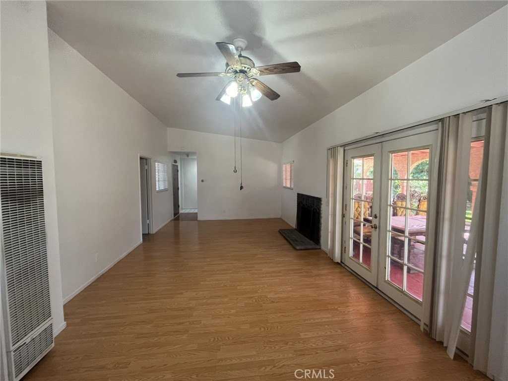 536 Sandsprings Dr - Photo 3 of 33