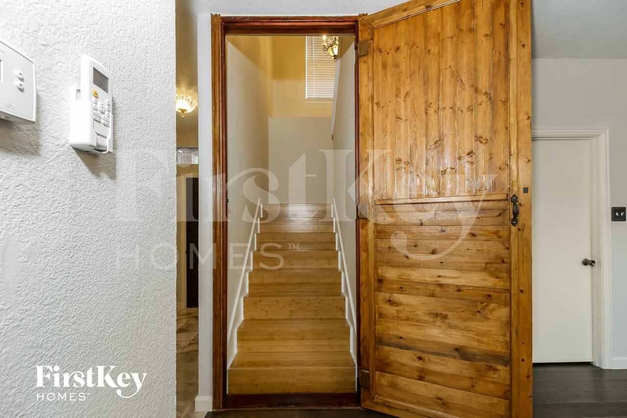 1055 Waterview Dr - Photo 3 of 15