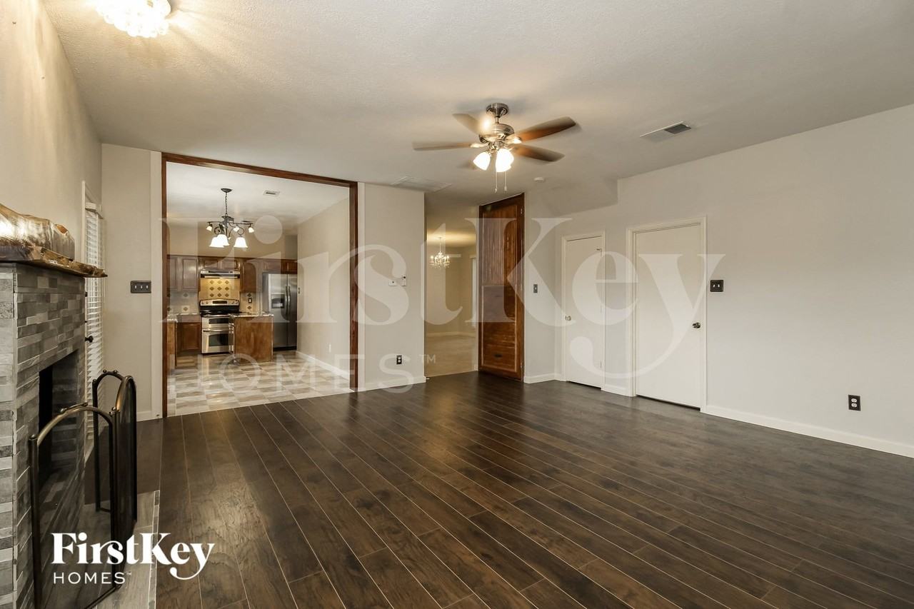 1055 Waterview Dr - Photo 4 of 15