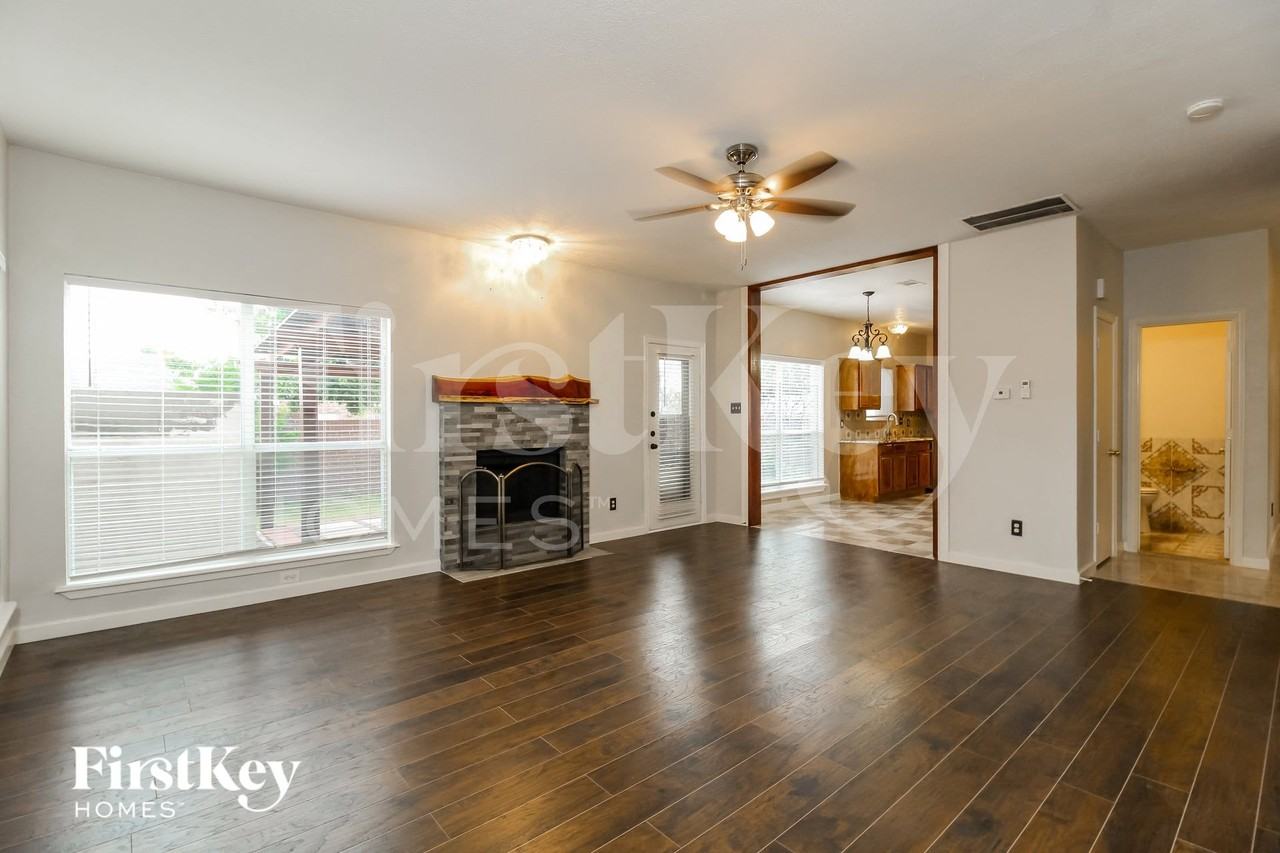 1055 Waterview Dr - Photo 5 of 15