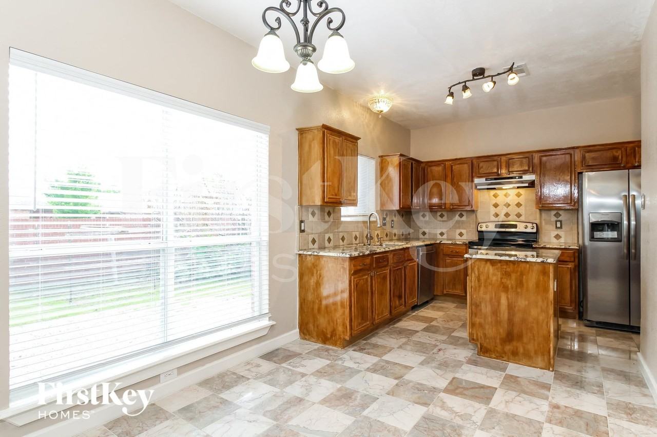 1055 Waterview Dr - Photo 7 of 15