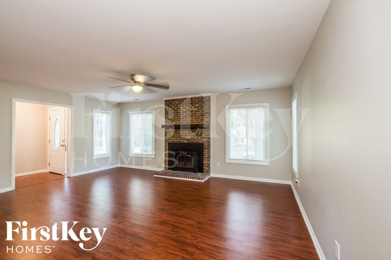 908 Foxborough Rd - Photo 2 of 14