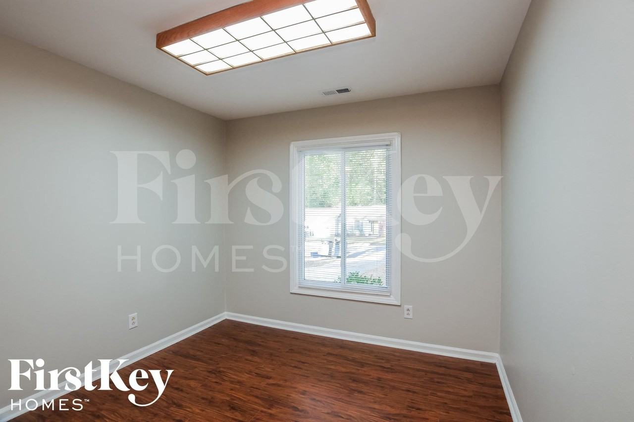 908 Foxborough Rd - Photo 4 of 14