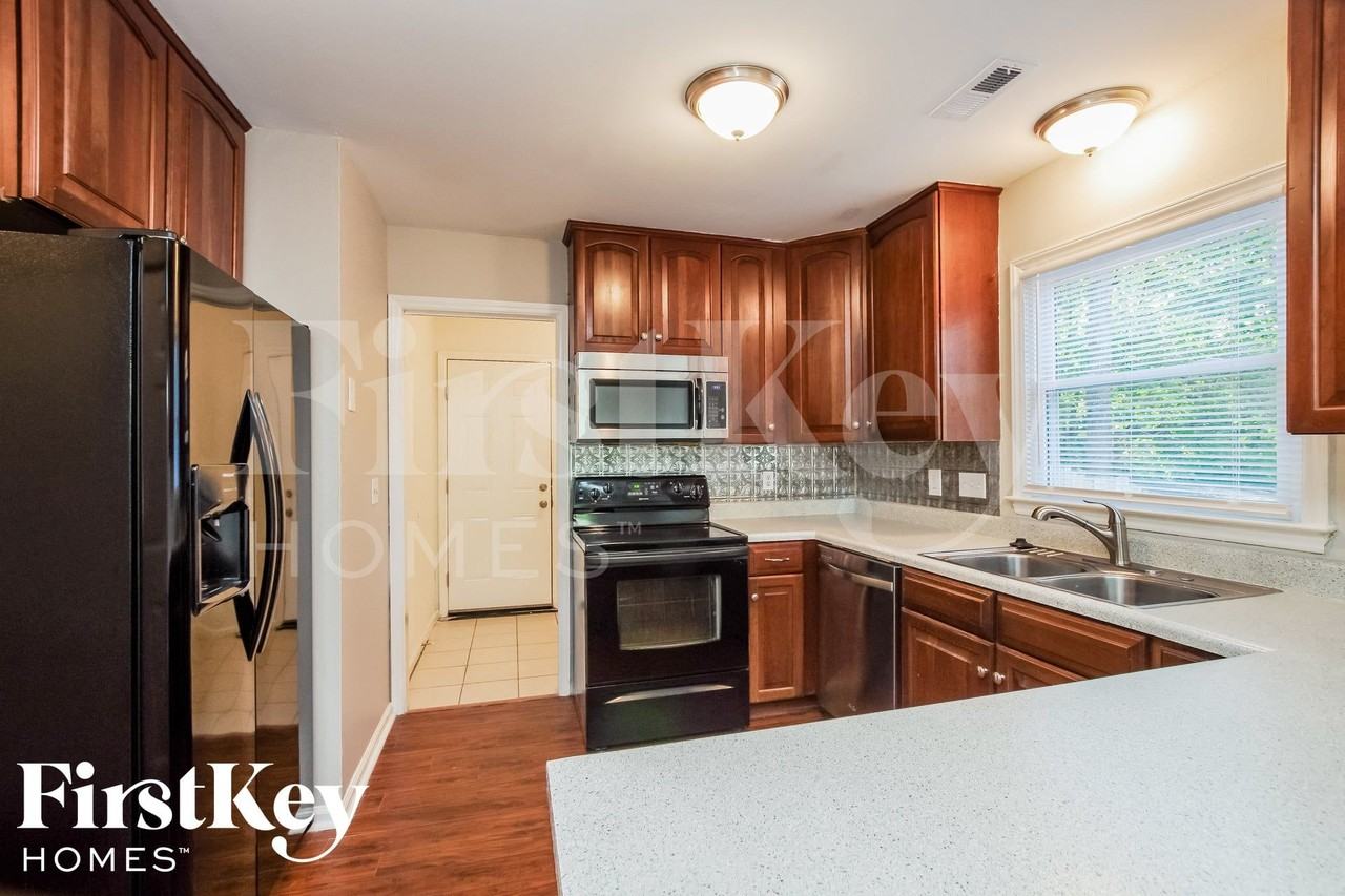 908 Foxborough Rd - Photo 5 of 14