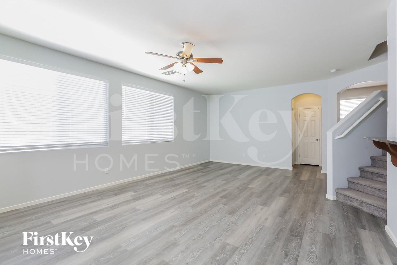 8121 Pink Desert St - Photo 4 of 15