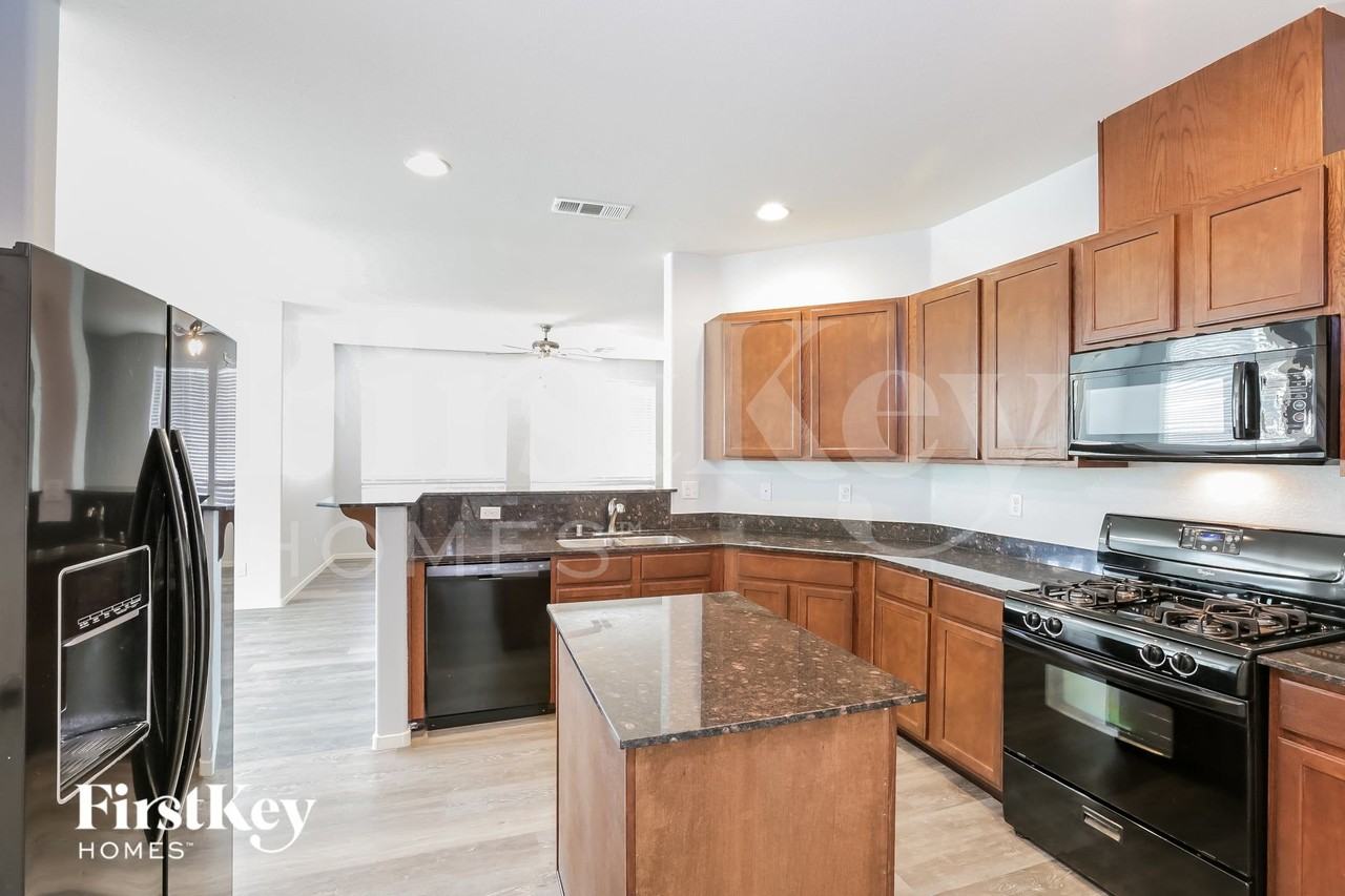 8121 Pink Desert St - Photo 6 of 15