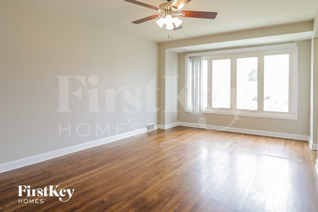 8025 S Kolin Ave - Photo 3 of 15