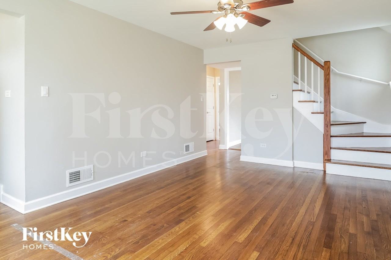 8025 S Kolin Ave - Photo 4 of 15