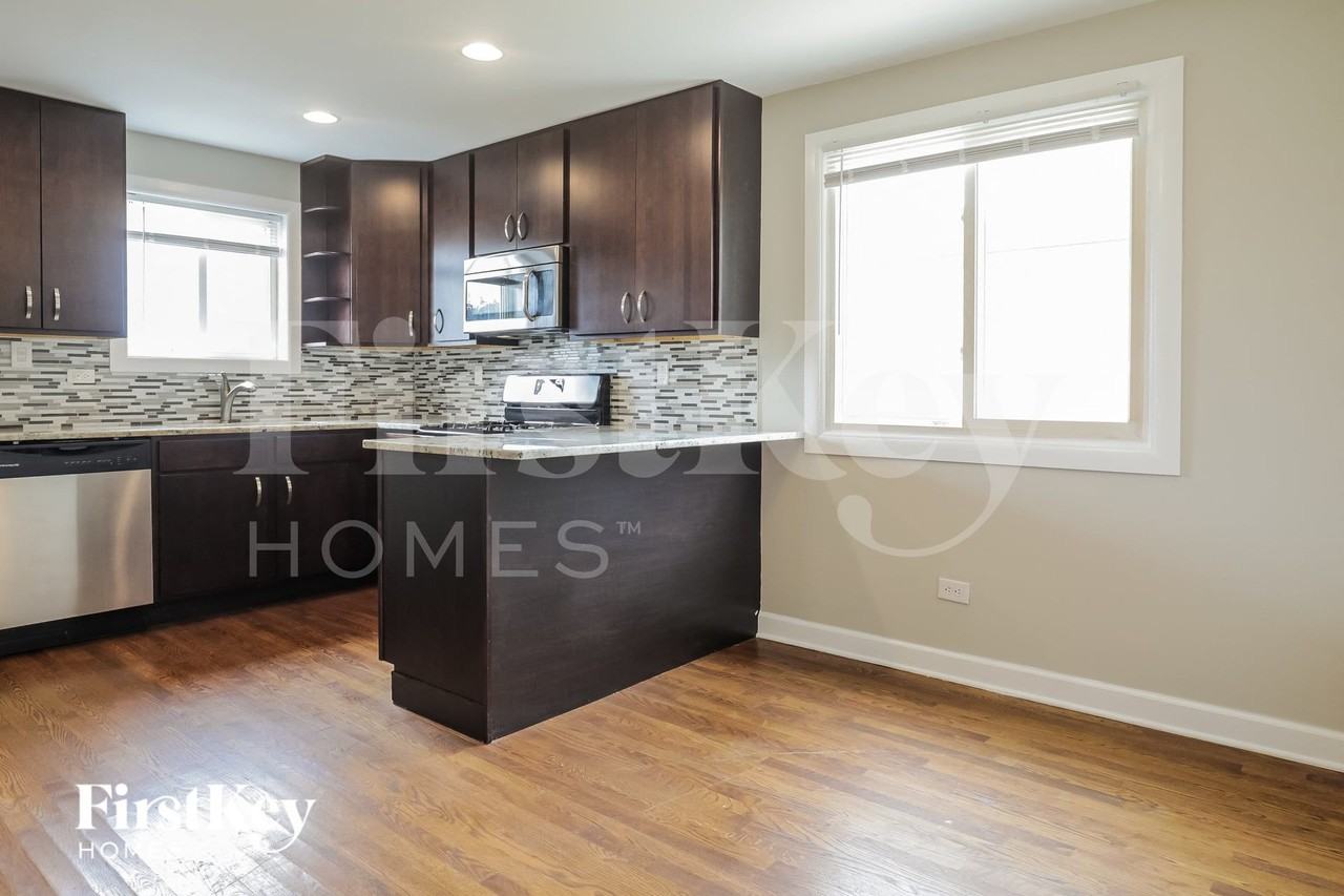8025 S Kolin Ave - Photo 5 of 15