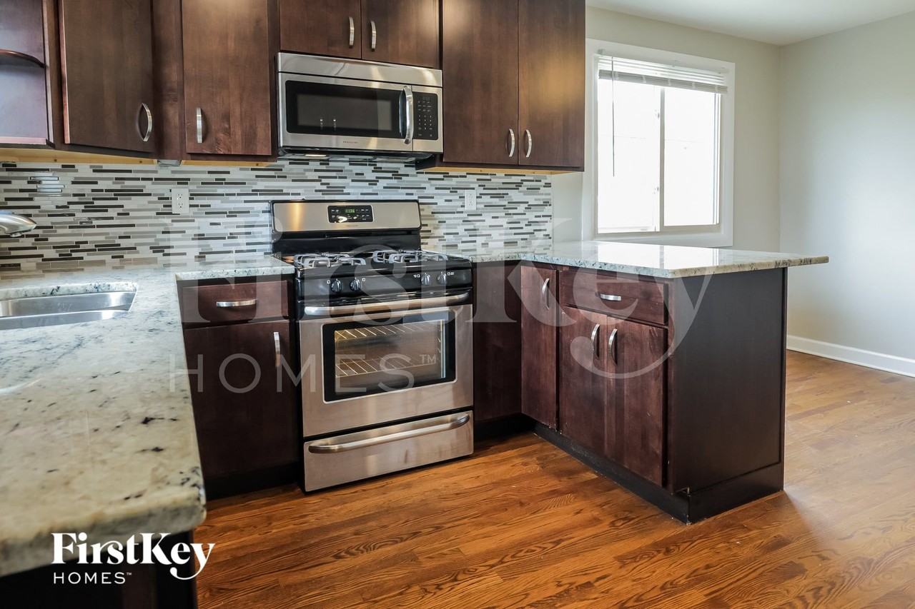 8025 S Kolin Ave - Photo 6 of 15