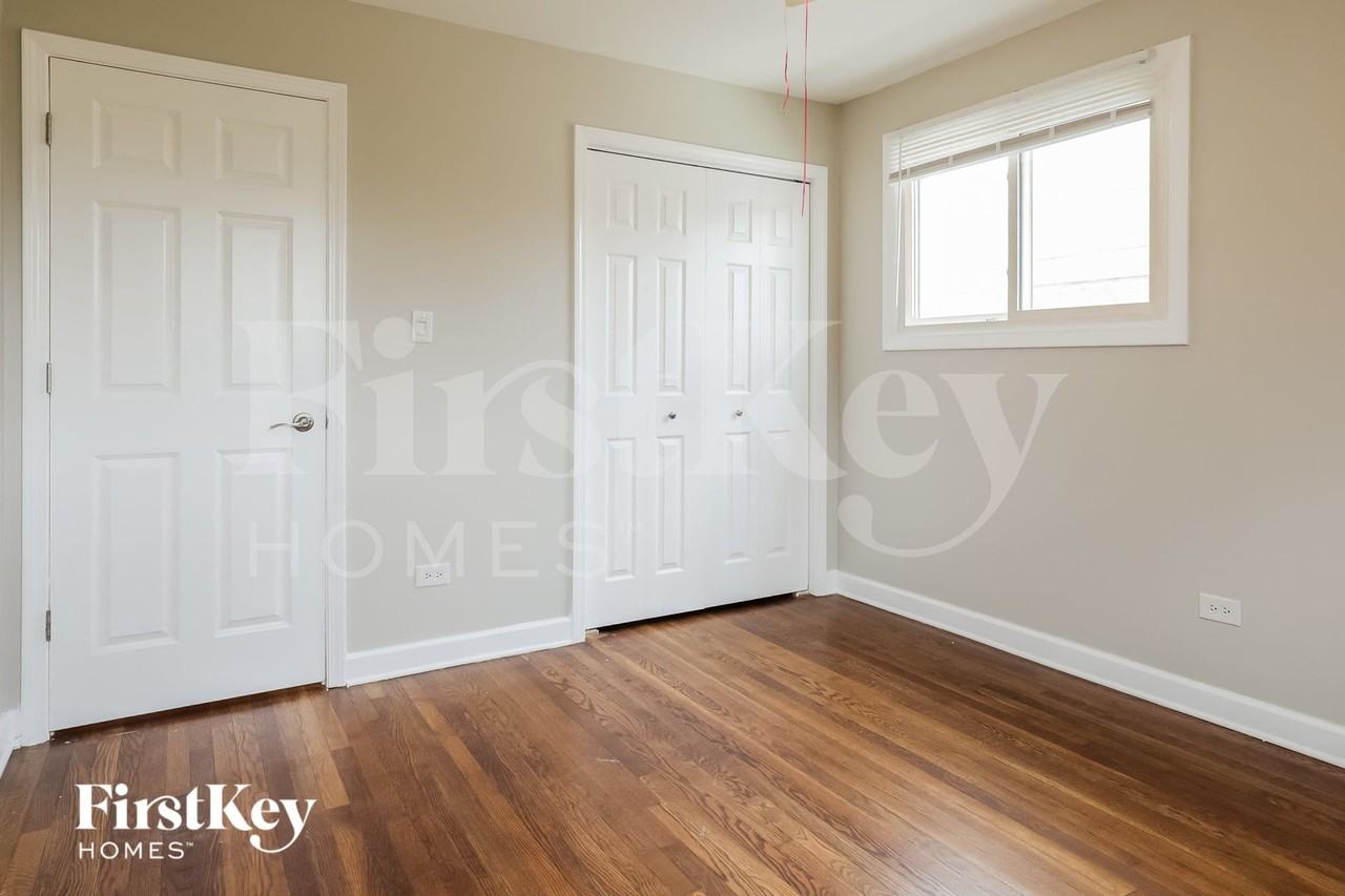 8025 S Kolin Ave - Photo 7 of 15
