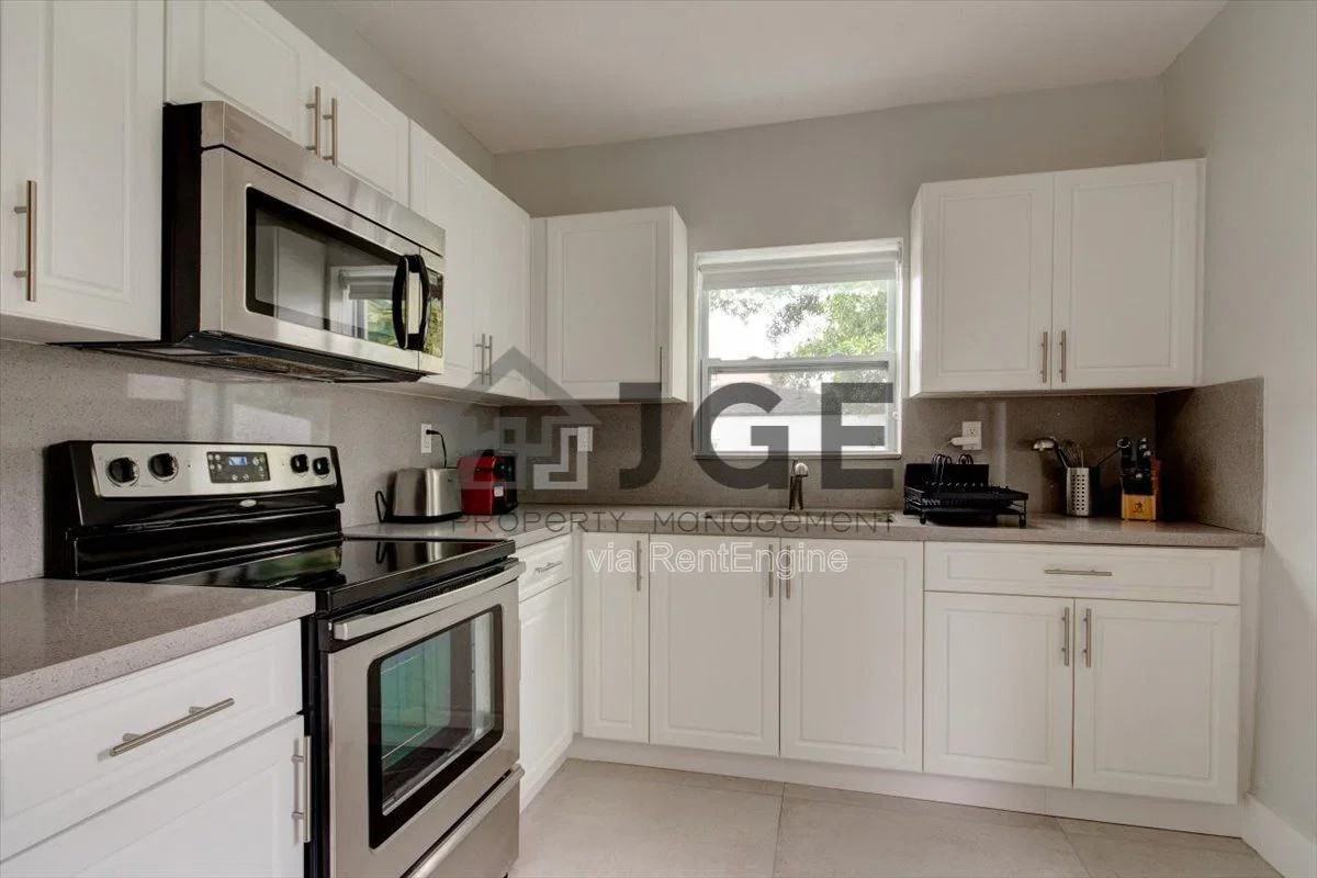 968 Ne 80th St #A - Photo 3 of 8