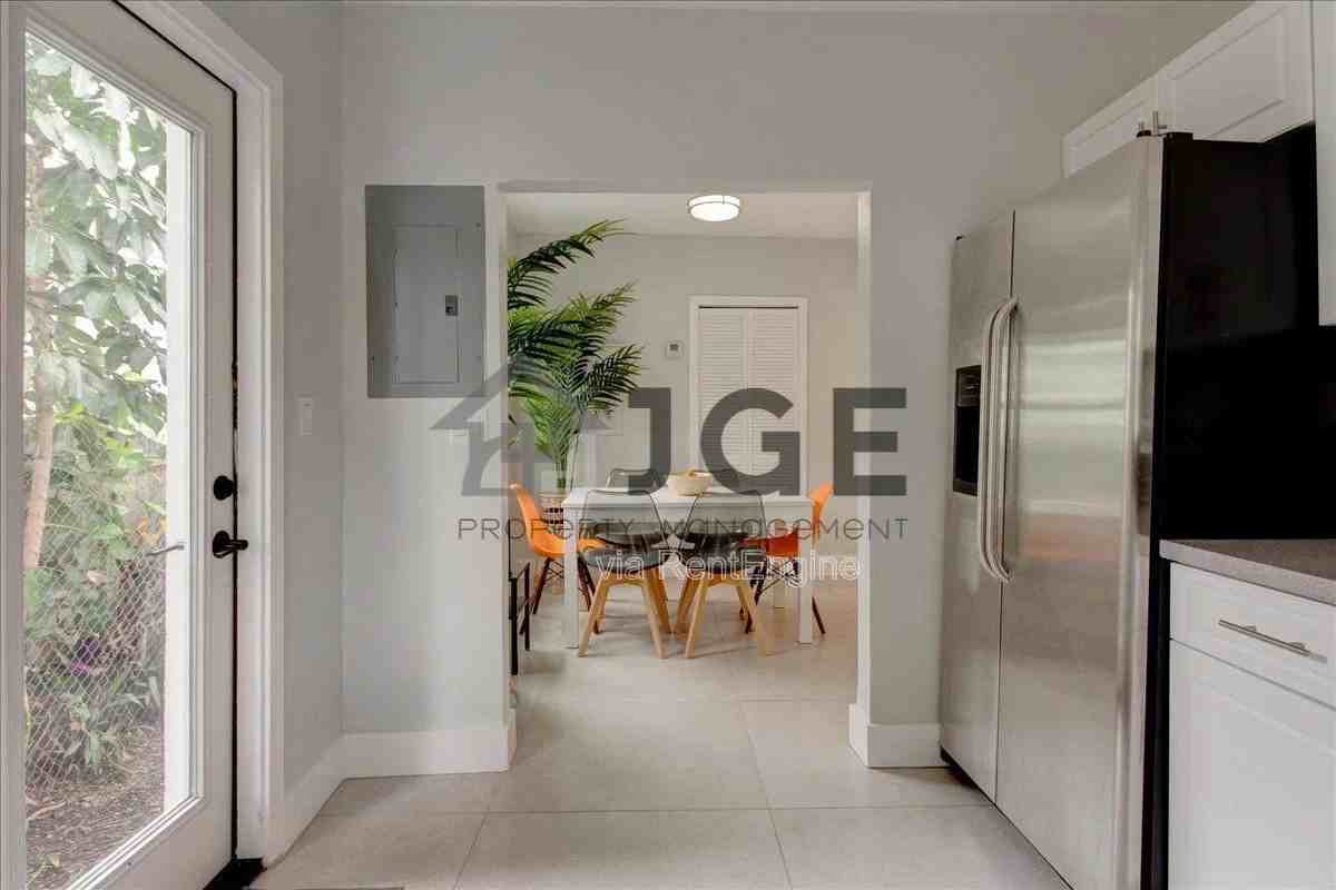 968 Ne 80th St #A - Photo 5 of 8