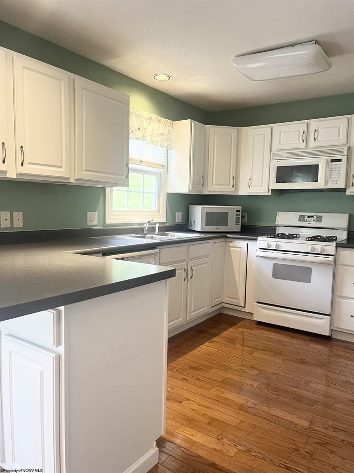 121 Donna Ave - Photo 4 of 11