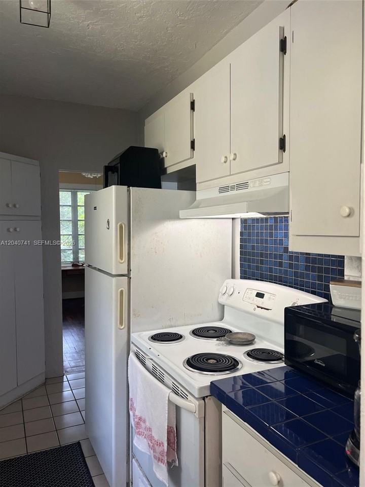 1210 Aguila Ave
