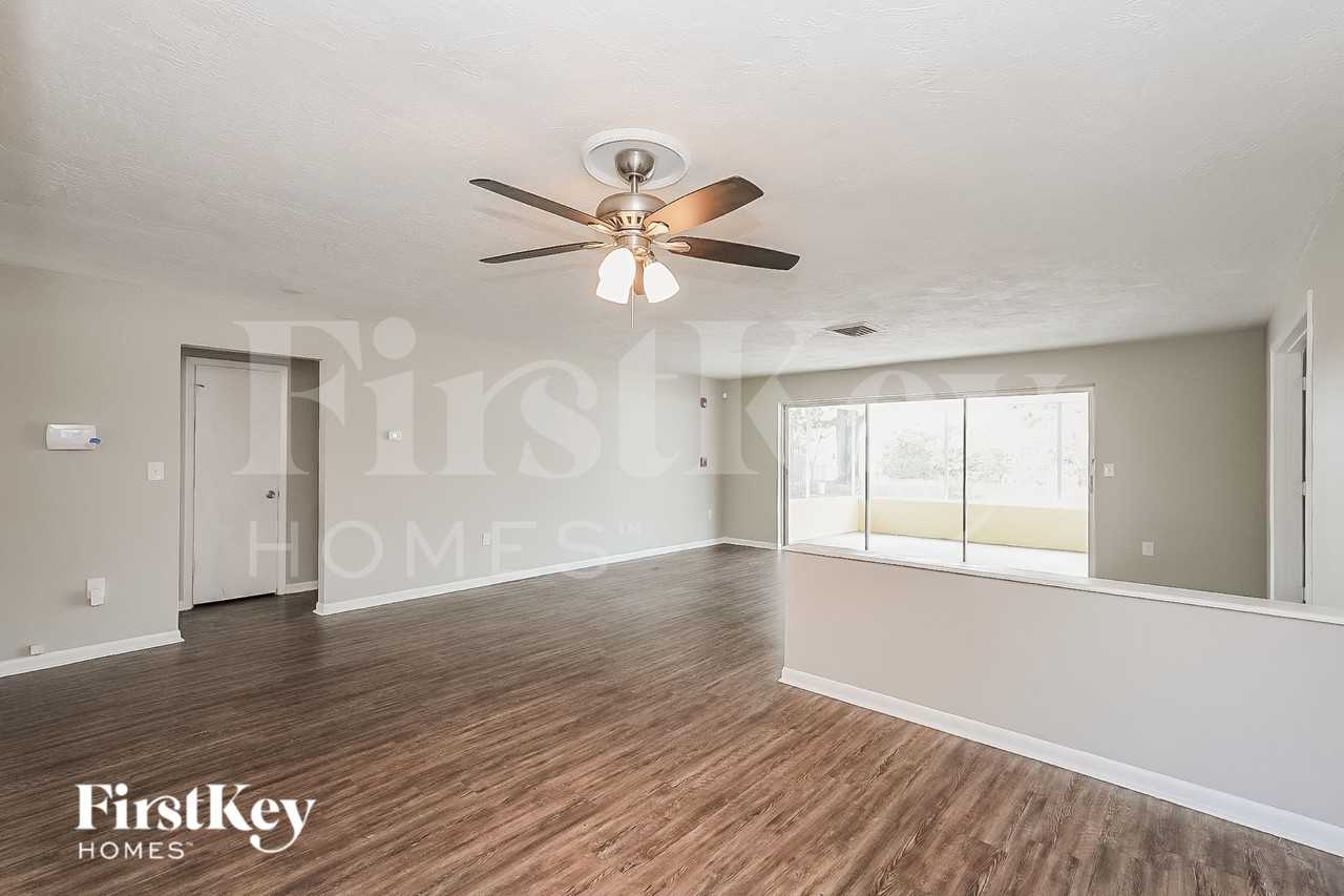 319 Scott Ct - Photo 3 of 17