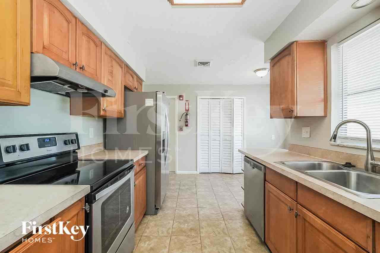319 Scott Ct - Photo 7 of 17