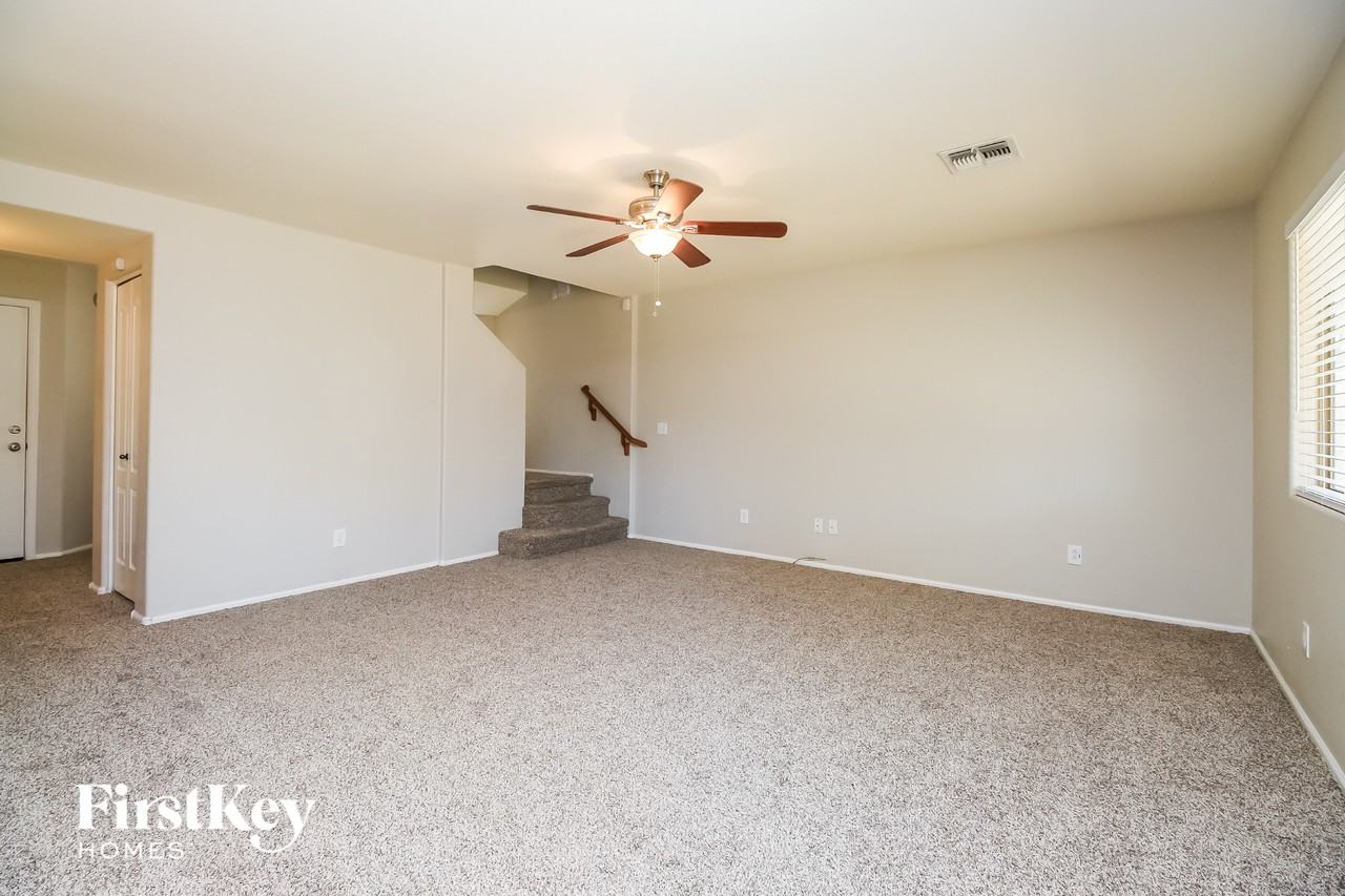 313 W Hereford Dr - Photo 2 of 15