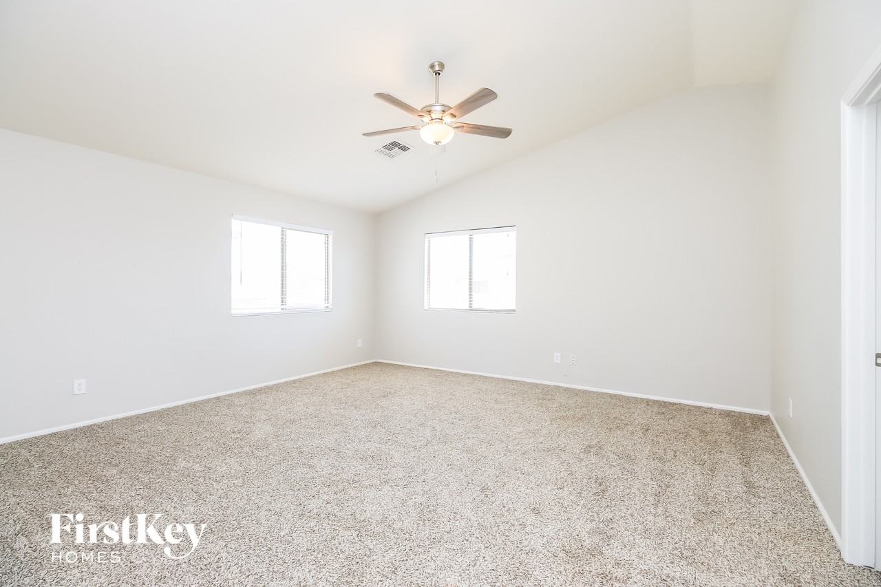 313 W Hereford Dr - Photo 3 of 15
