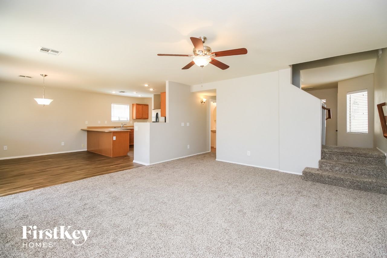313 W Hereford Dr - Photo 4 of 15