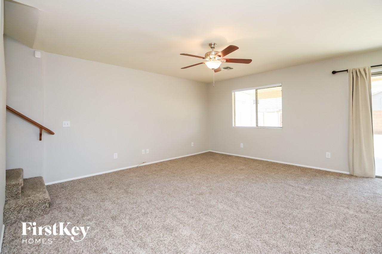 313 W Hereford Dr - Photo 5 of 15