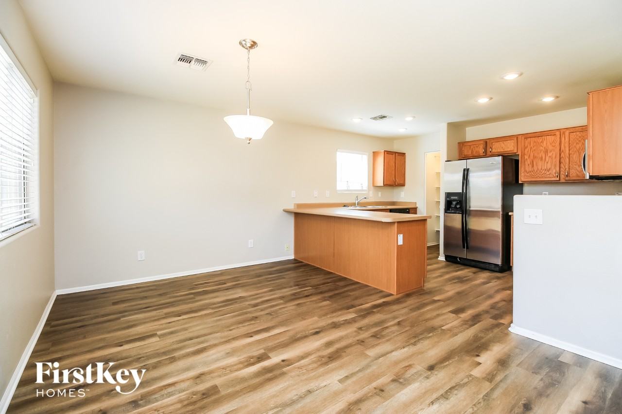 313 W Hereford Dr - Photo 6 of 15