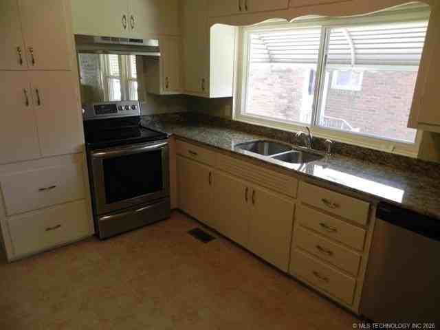 2206 E 19th St - Photo 2 of 12