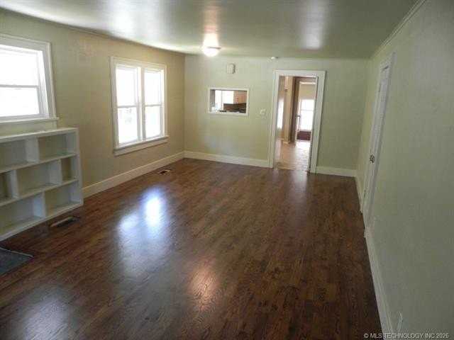 2206 E 19th St - Photo 5 of 12