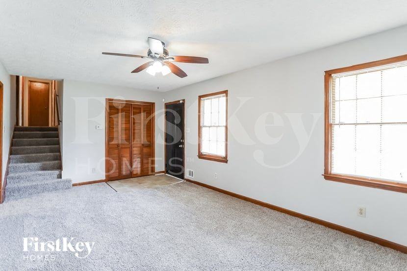 240 Summerwood Ln - Photo 2 of 15