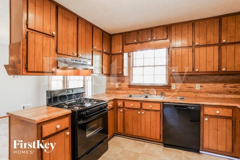 240 Summerwood Ln - Photo 7 of 15