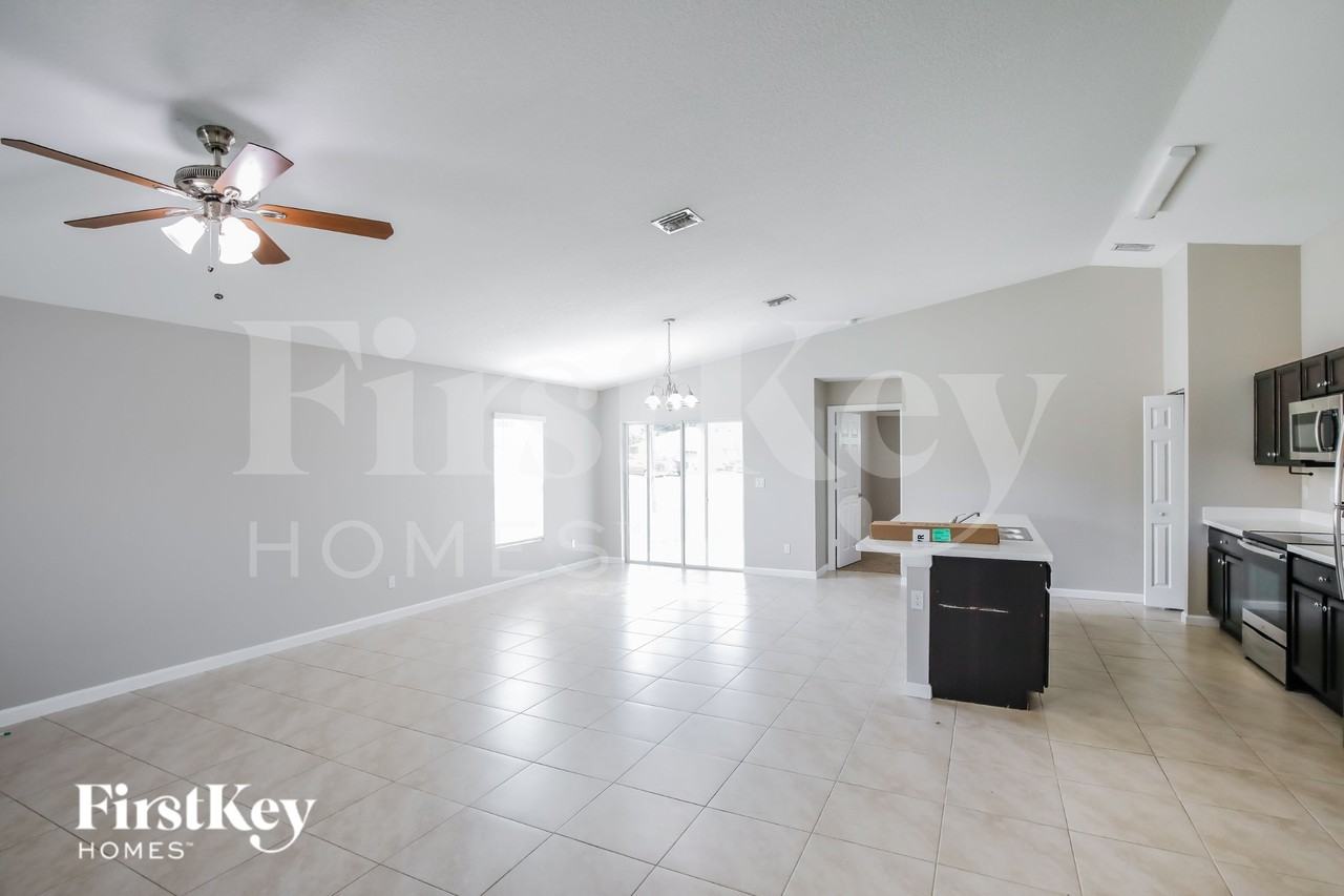 1497 Sw San Sebastian Ave - Photo 3 of 16