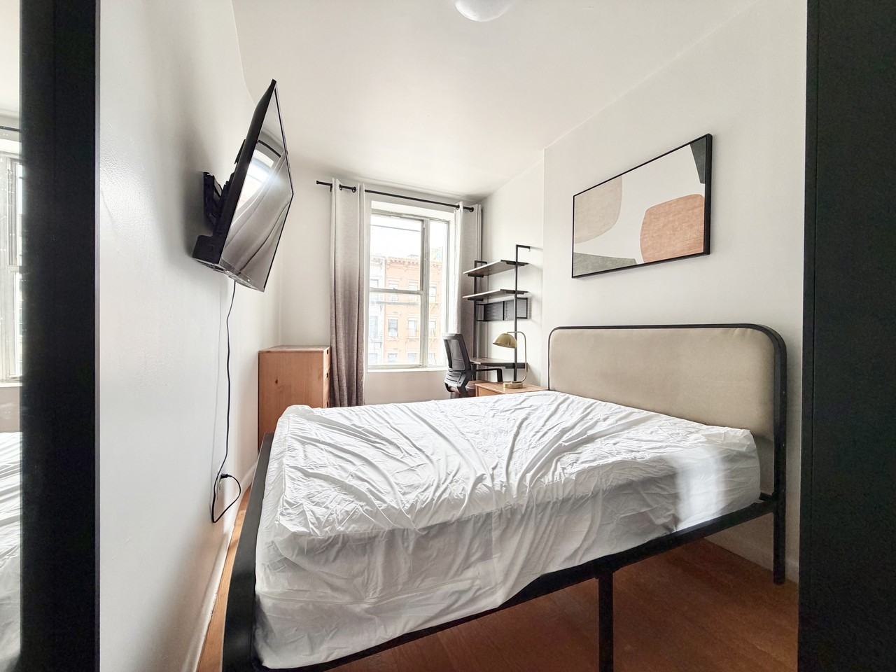 Private Bedroom in 4 Bedroom/2 Bathroom Home - Photo 4 of 6